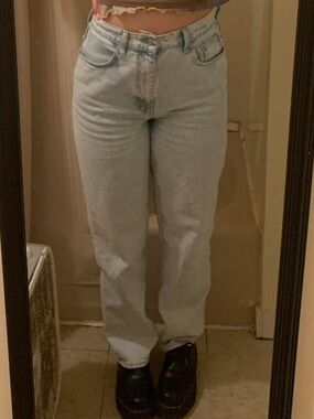 Light Wash High-Rise Women’s Jeans